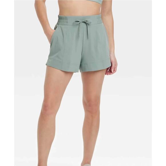 All in Motion NWT Women's SAGE GREEN Woven Mid-Rise Shorts 4" - SIZE Small - Picture 1 of 4